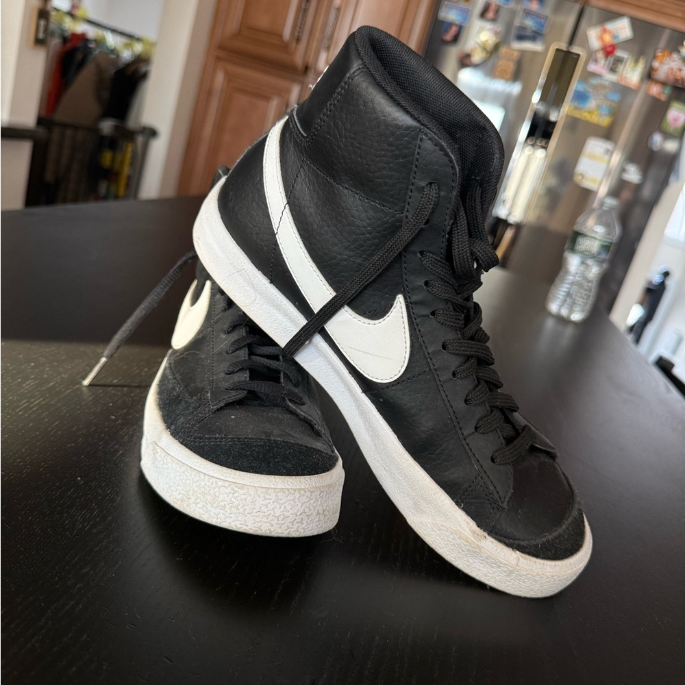 Nike Blazer Black and White Men's - Boy’s- Unisex size 7 high top Sneakers